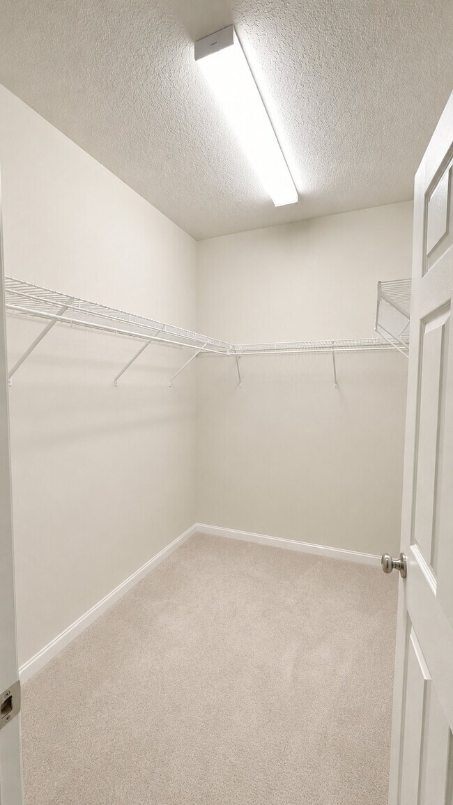 Building Photo - 2634 E Lake Pointe Dr