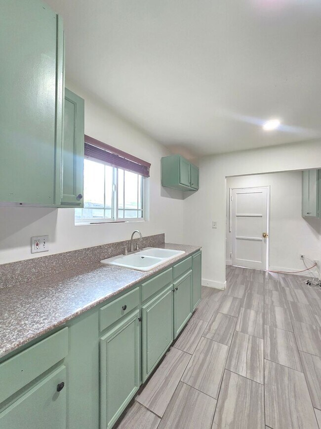 Building Photo - 8154 Potter Ave