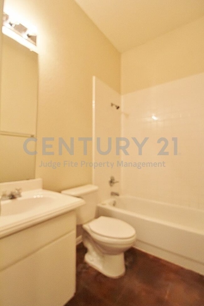 Building Photo - 302 Aspen Ct W