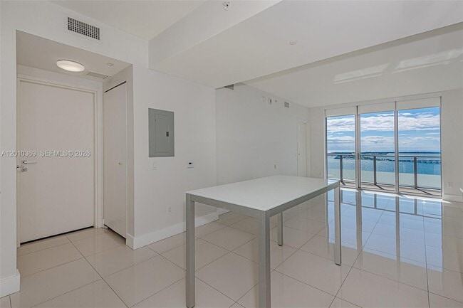 Building Photo - 1300 Brickell Bay Dr