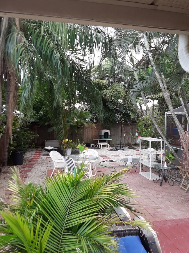 Building Photo - 118 SW Fairway Ave