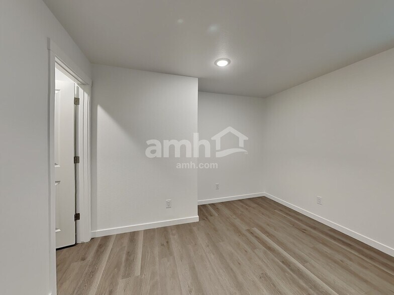 Building Photo - 310 N Addison Way