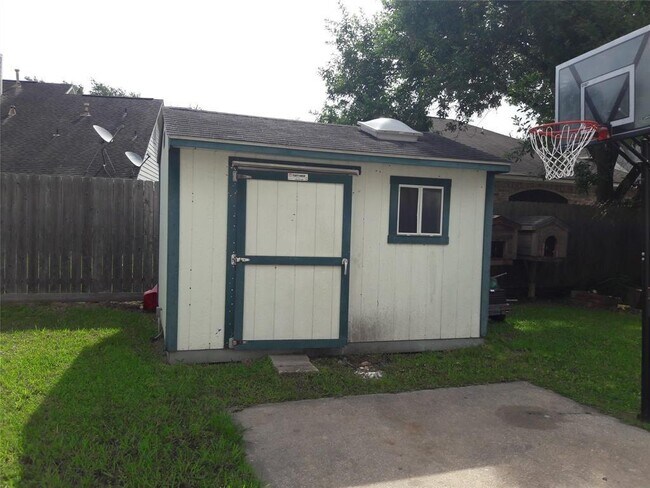 Building Photo - 8126 Blue Jay St