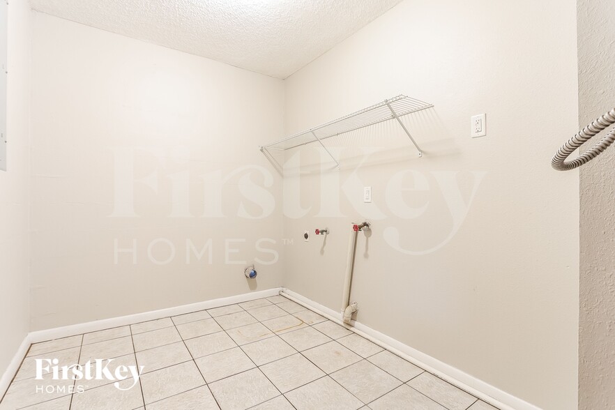 Building Photo - 802 Briarcliff Dr