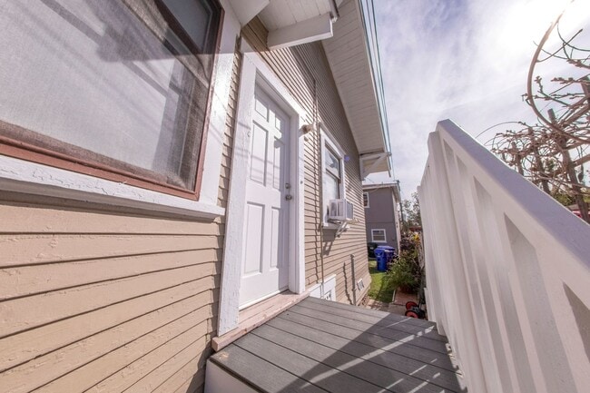 Building Photo - 2 BR/ 1BA unit in Hilcrest - Charming Upstairs Apt, A/C & Heat, tons of windows, updated Kit, ori...