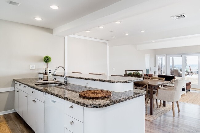 Building Photo - 1987 Fairfield Beach Rd