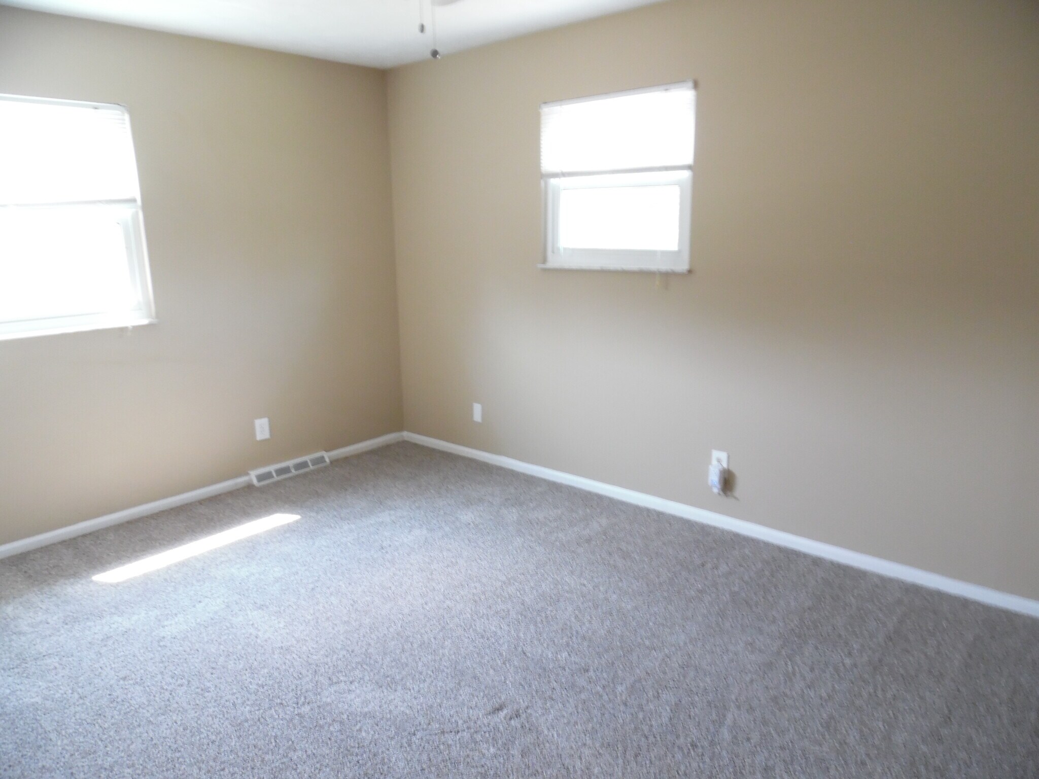 Building Photo - 8760 Ashbrook Dr