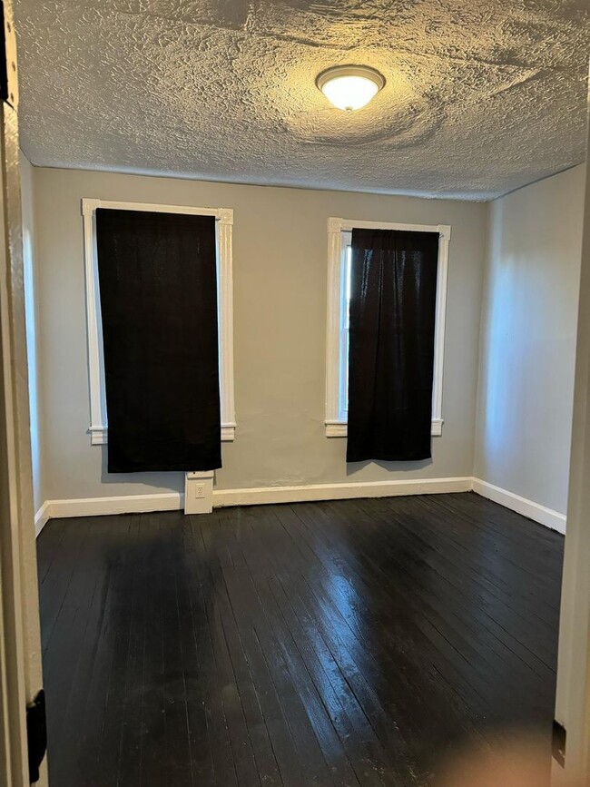 Building Photo - Three Bedroom One Bathroom Ready For ASAP ...