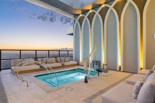 Building Photo - 525 Olive St