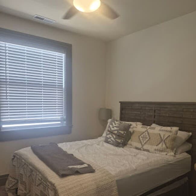 Building Photo - Move-in Bonus! 2 Bed, 2 bath + Office or Den.