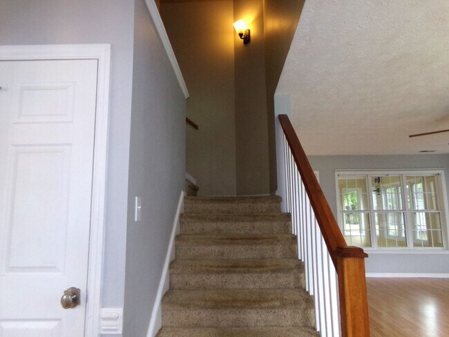 Building Photo - Beautiful 2 story home located on a cul-de-sac