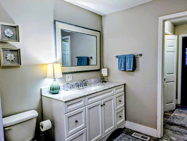 Building Photo - 842 Alpine Dr