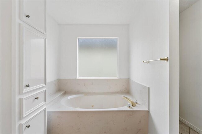 Building Photo - 467 Pinnacle