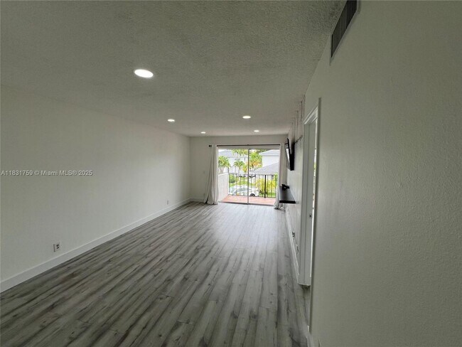Building Photo - 8000 SW 81st Dr