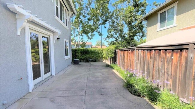 Building Photo - Concord Beautiful 4 bedroom 2.5 bathroom h...