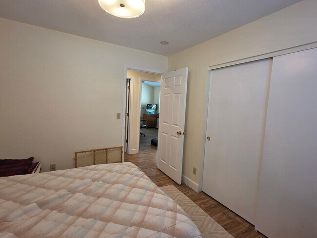 Building Photo - Northwest 4 bedroom, 2 bath with AMAZING Views