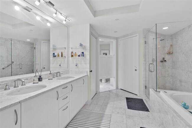Building Photo - 1331 Brickell Bay Dr