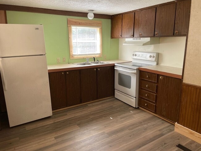 Building Photo - 3 bed, 2 bath, mobile home $800 month, $80...