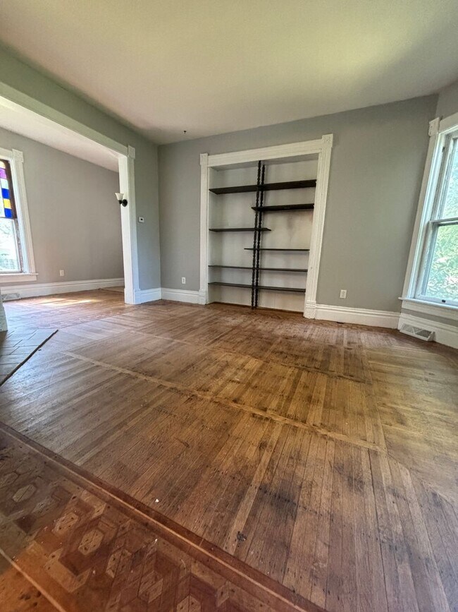Building Photo - 2bd 1ba duplex available for rent!