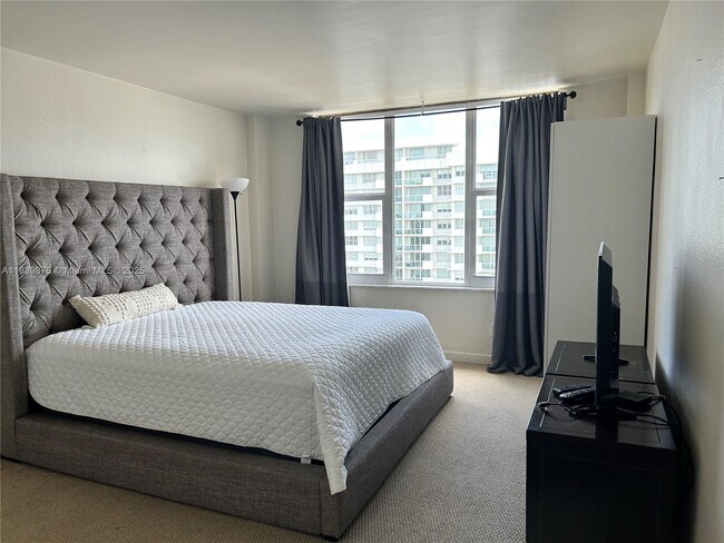 Building Photo - 5600 Collins Ave