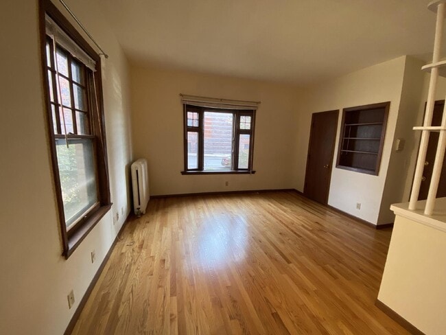 Building Photo - 1 Bed 1 Bath Historic Preserved Douglas Apartments in Desirable Lowry Hill Available Now!