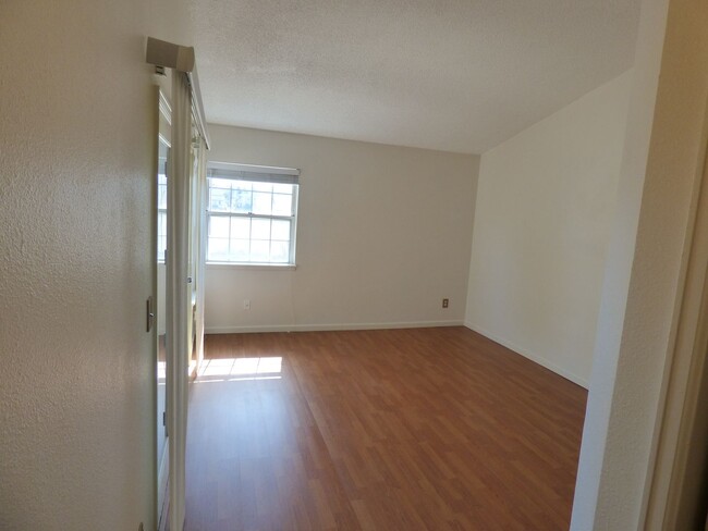 Building Photo - $0 DEPOSIT OPTION. TOWNHOME, 2 BED, UPDATE...