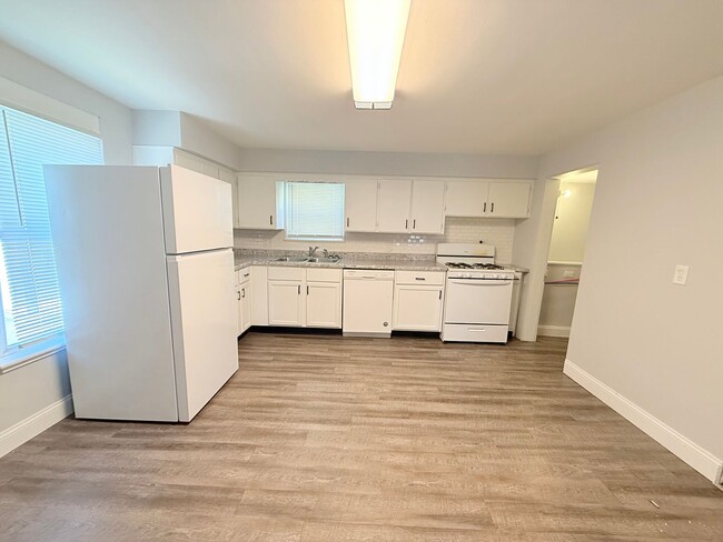 Building Photo - Spacious 4-Bedroom Home with Fenced Backyard