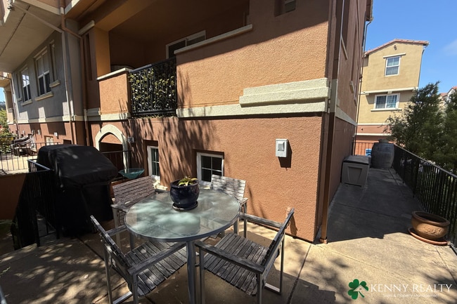 Building Photo - Spacious 3 bedroom, 2.5 Bathroom Condo w/ ...