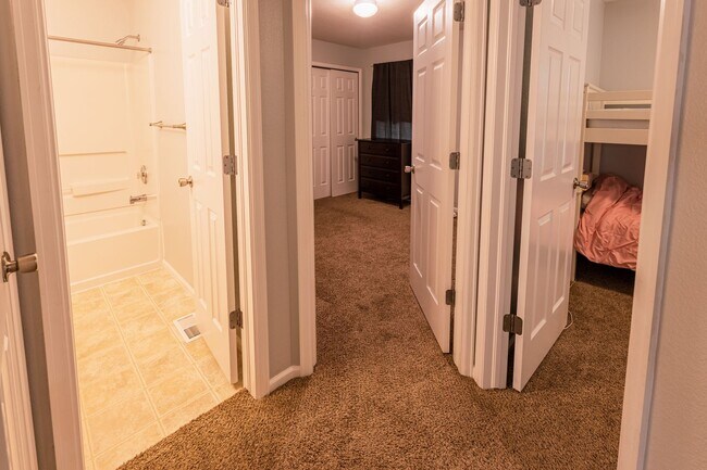 Building Photo - 3BD/2BA in Cross Creek Community