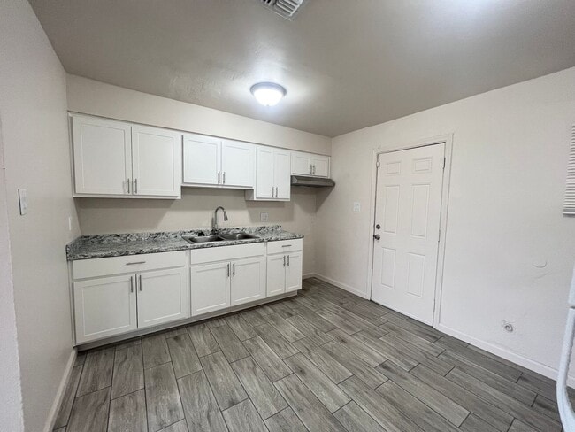 Building Photo - Bright & Comfortable Living in Prime Phoenix Location