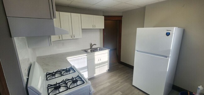 Building Photo - Newly Renovated 2 bedroom/1 bath Apartment!