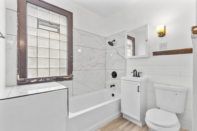 Building Photo - 928 E Locust St