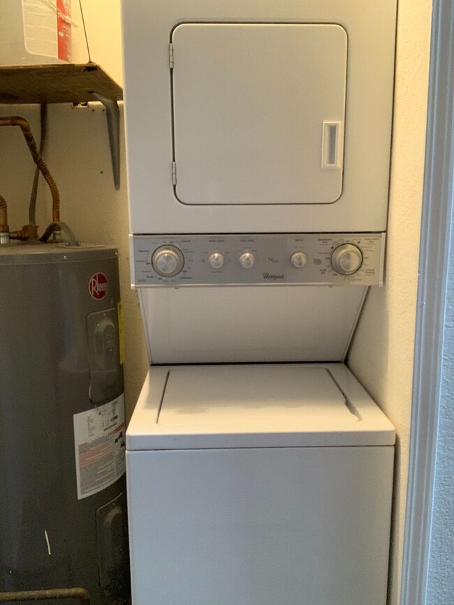 Building Photo - 1 Bedroom unit on Tampico for rent!