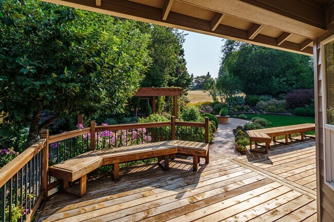 Building Photo - Beautifully Landscaped 1/4 acre with Well ...