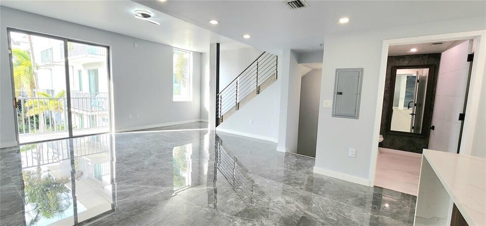 Building Photo - 2146 Van Buren St