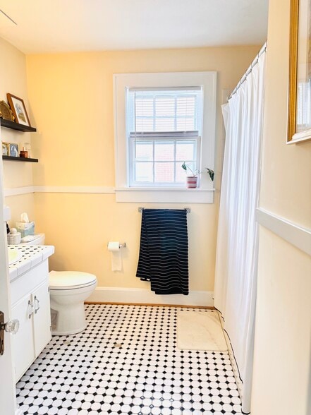 Building Photo - 218 E 24th St