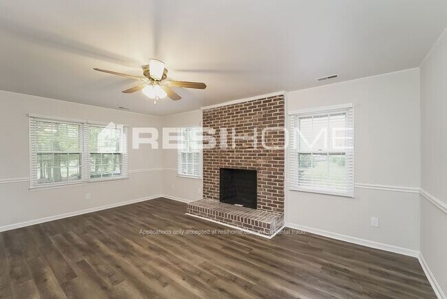 Building Photo - "Welcome Home! Get 1 month FREE RENT when ...