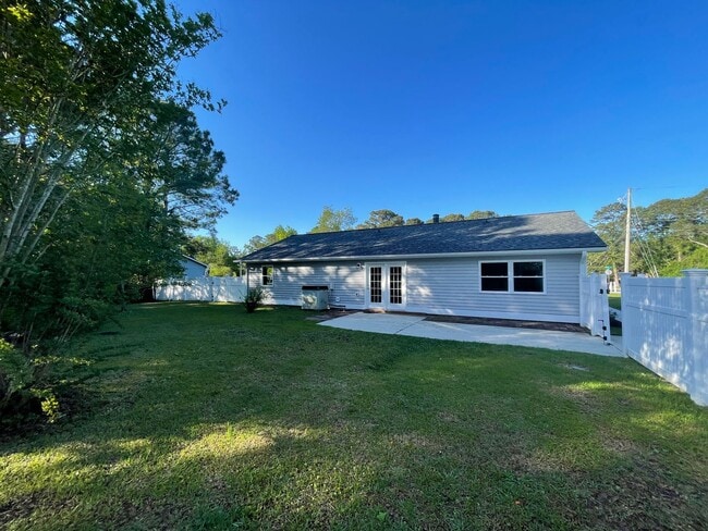 Building Photo - Remodeled 3 bedroom/2 bathroom home with d...
