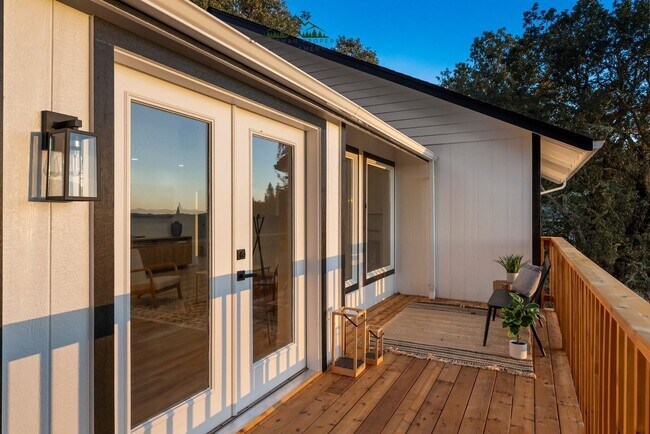 Building Photo - 4 bedroom 2.5 bathroom home with Panoramic views!