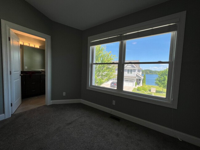 Building Photo - Gorgeous Townhome right on the river!