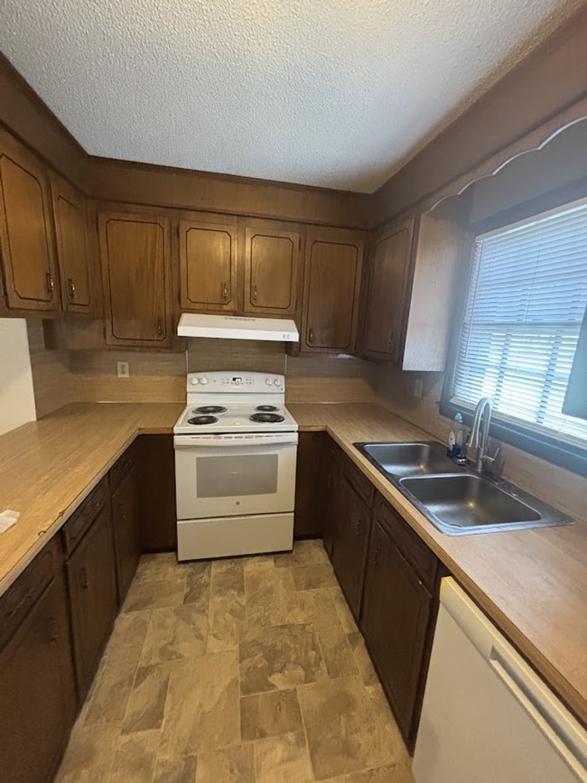 Building Photo - 3 Bed/2 Bath Ranch Style Home!