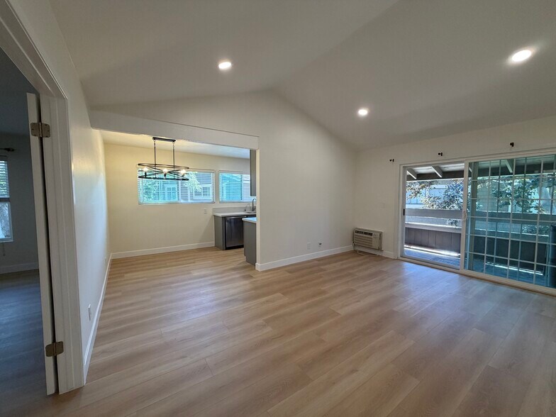 Building Photo - 170 Streamwood