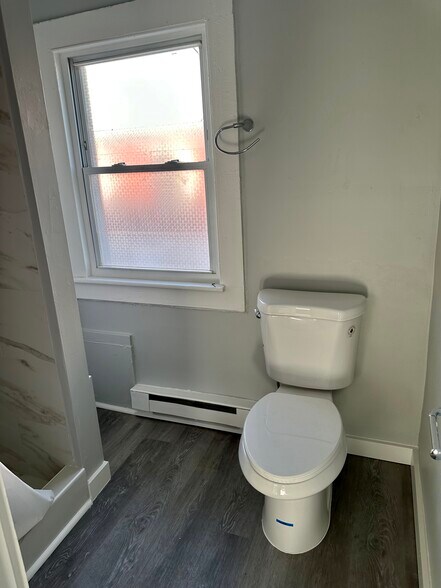 Building Photo - 39 N Spring St