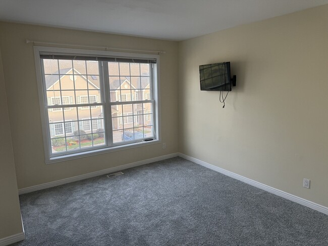 Building Photo - 8 Intervale Ct