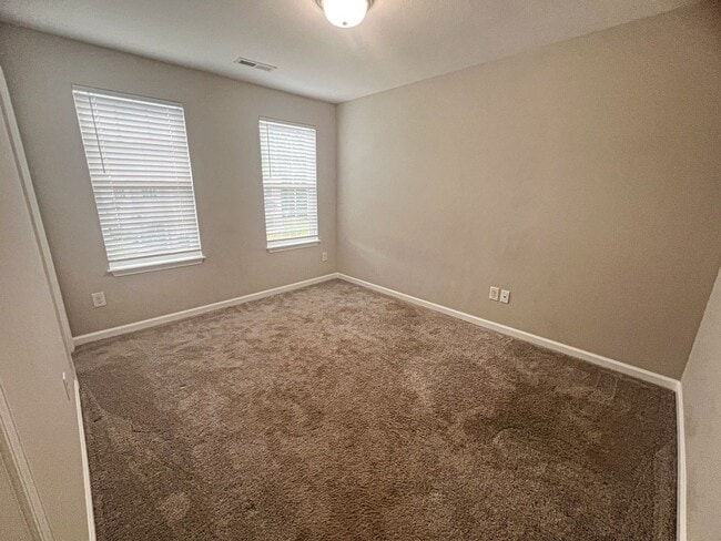 Building Photo - Lovely 2 bedroom 2 1/2 bathroom Townhome in Northeast Greensboro!