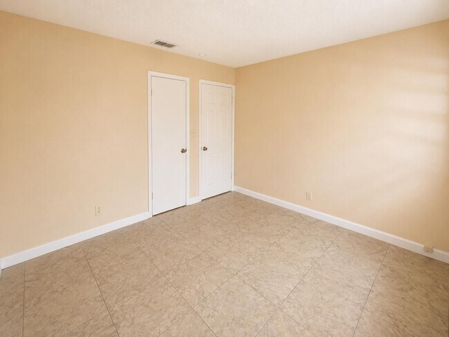 Building Photo - 4125 Woodside Dr
