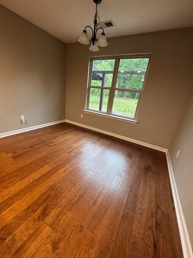 Building Photo - Beautiful 3 Bedroom, 2 Bath Home with 2-Car Garage!