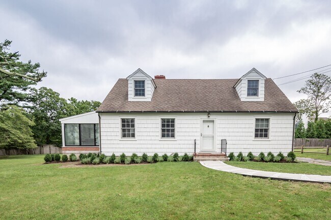 Primary Photo - 11 Meadowlark Ln
