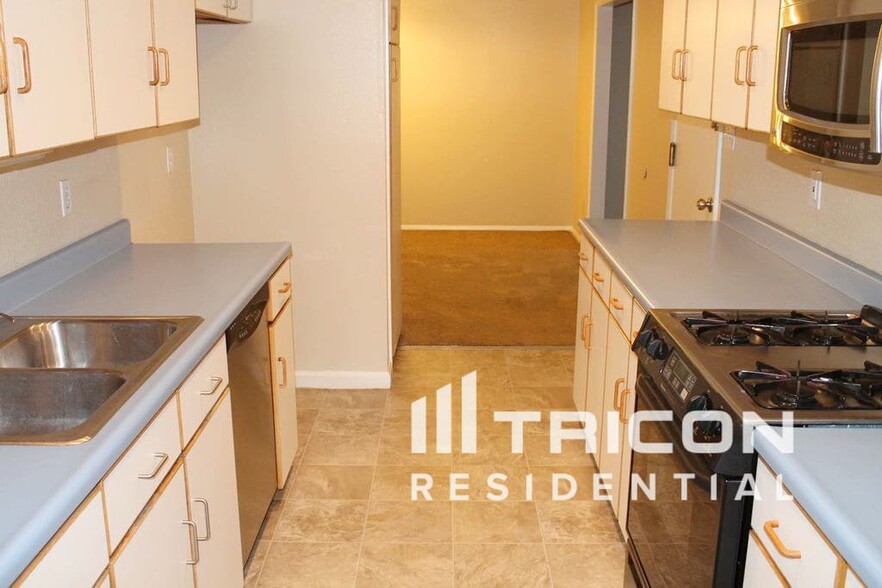 Building Photo - 1045 Crown Dr