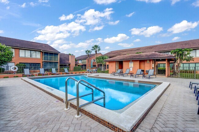 Building Photo - ** PALM RIVER ** 2 BED / 2 BATH - CONDO - NORTH NAPLES - TURNKEY - ANNUAL OR SHORT TERM RENTAL